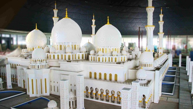 Dubai Parks & Resorts gồm 4 công viên giải trí liên kết với nhau, gồm Legoland Dubai, Legoland Water Park, Bollywood Parks và Motiongate. Tuy nhiên, trong 4 công viên này, hiện chỉ có Legoland Dubai mở cửa. Legoland Waterpark, Bollywood Parks và khách sạn dự kiến mở cửa vào giữa tháng 11. Không gian điện ảnh Motiongate sẽ khai trương vào ngày 16/12. Dubai Parks & Resorts gồm 4 công viên giải trí liên kết với nhau, gồm Legoland Dubai, Legoland Water Park, Bollywood Parks và Motiongate. Tuy nhiên, trong 4 công viên này, hiện chỉ có Legoland Dubai mở cửa. Legoland Waterpark, Bollywood Parks và khách sạn dự kiến mở cửa vào giữa tháng 11. Không gian điện ảnh Motiongate sẽ khai trương vào ngày 16/12.